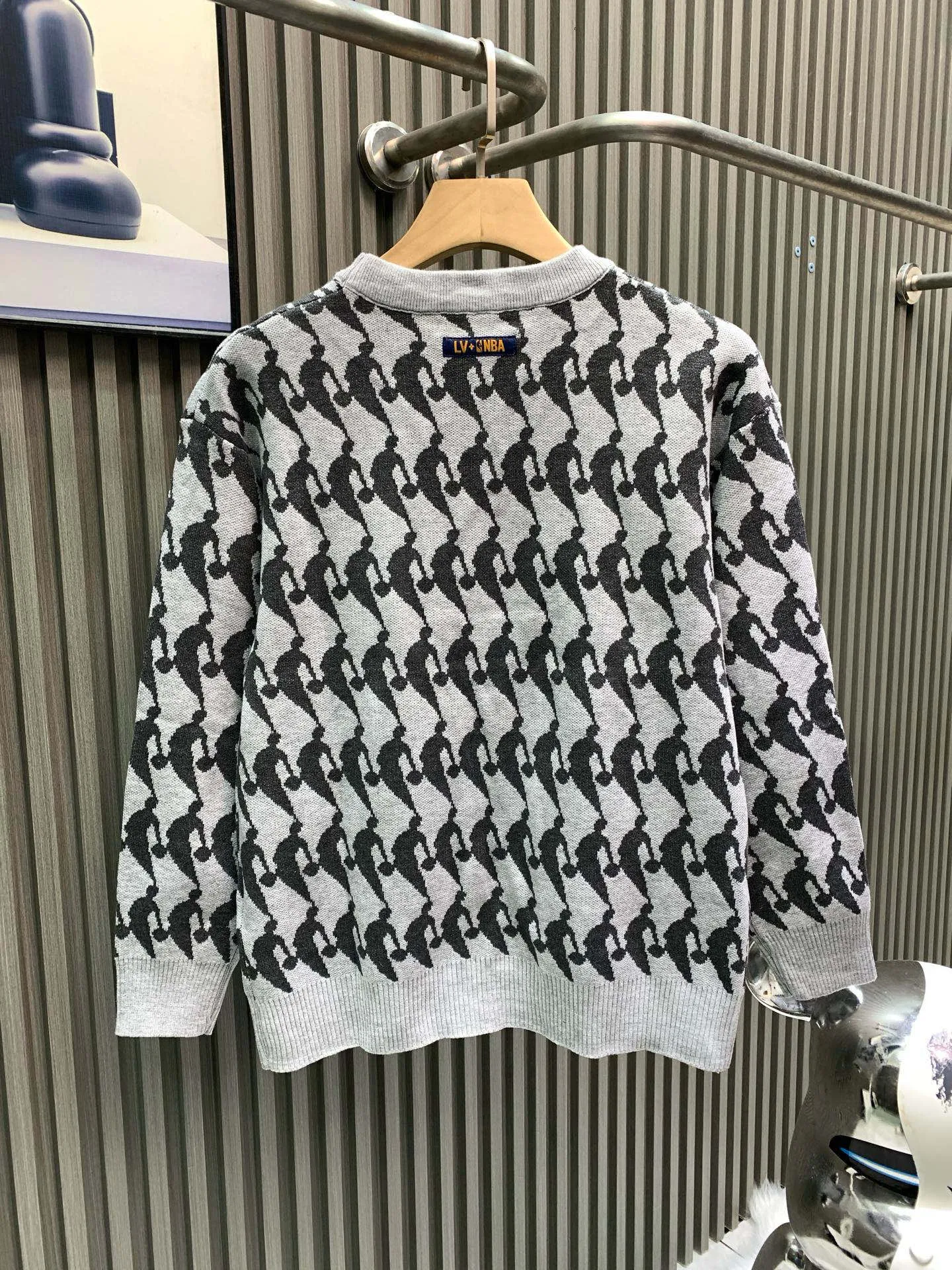 🅿️320 🀄️ Louis Vuitton Louis Vuitton's new autumn and winter knitted sweater pullover. The gray NBA co-branded model is printed with logo all over. It has a delicate and soft feel and can directly contact the skin. The warm yarn changes into a delicate texture. The top craftsmanship is very distinctive. The style is simple, elegant and exquisite. The three-dimensional tailoring design makes the entire sweater full of youthful vitality and vitality. Recommended for autumn and winter wear.